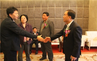國家發展改革委資源節約與環境保護司牛波處長（和劉總握手）、全國墻材革新工作委員會會長滕軍力（女士）